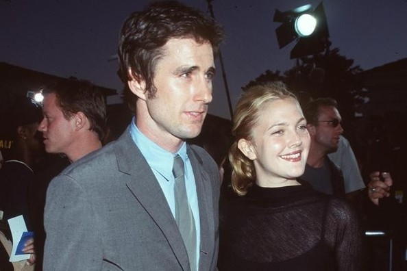 
	
	Sau khi cùng tham gia bộ phim Home fries vào năm 1997, Luke Wilson và Drew Barrymore đã hẹn hò trong 2 năm. Tuy nhiên, cả hai đã chia tay ngay trước thời điểm cả hai cùng đóng phim Những thiên thần của Charlie phần 1. Cả hai vẫn hợp tác vui vẻ cùng nhau trong những dự án sau đó.